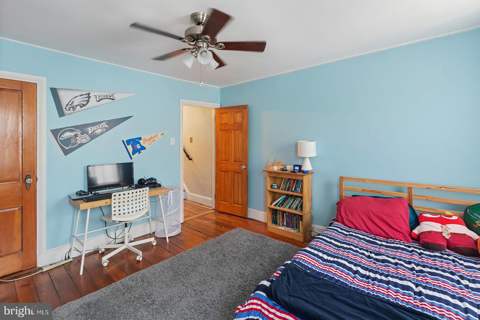 205 Carpenter Street Philadelphia, PA 19147 - Photo 14 of 28 Front bedroom (2nd floor)