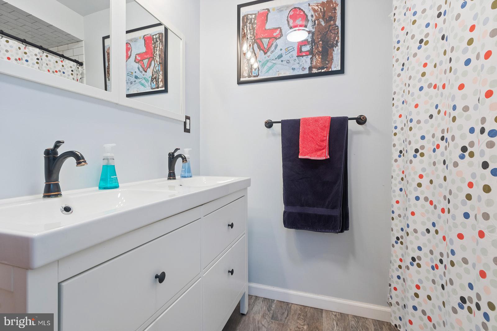 205 Carpenter Street Philadelphia, PA 19147 - Photo 17 of 28 2nd floor bathroom