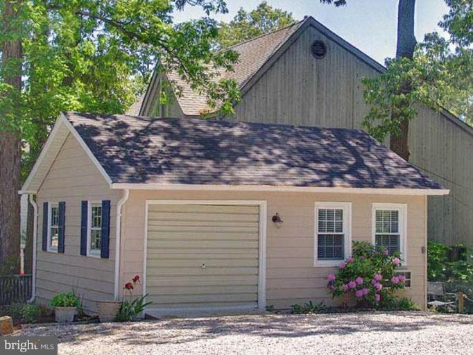 330 Riverside Road Edgewater, MD 21037 - Photo 12 of 26 a house view with a garden