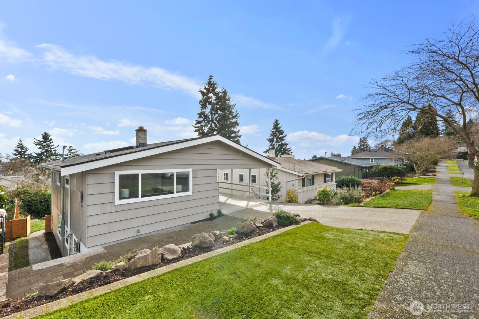 3232 26th Avenue West Seattle, WA 98199 - Photo 2 of 25
