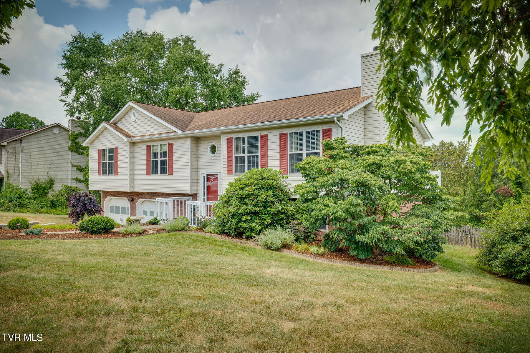 214 Pickens Road Kingsport, TN 37663 - Photo 2 of 35 002