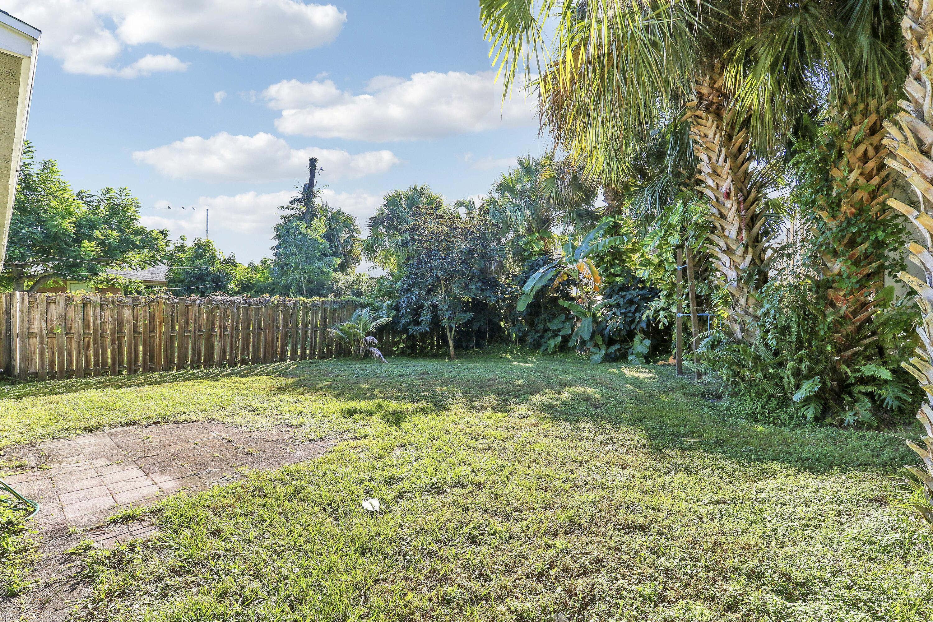 6264 Allen Street Jupiter, FL 33458 - Photo 4 of 27 a backyard of a house with lots of green space