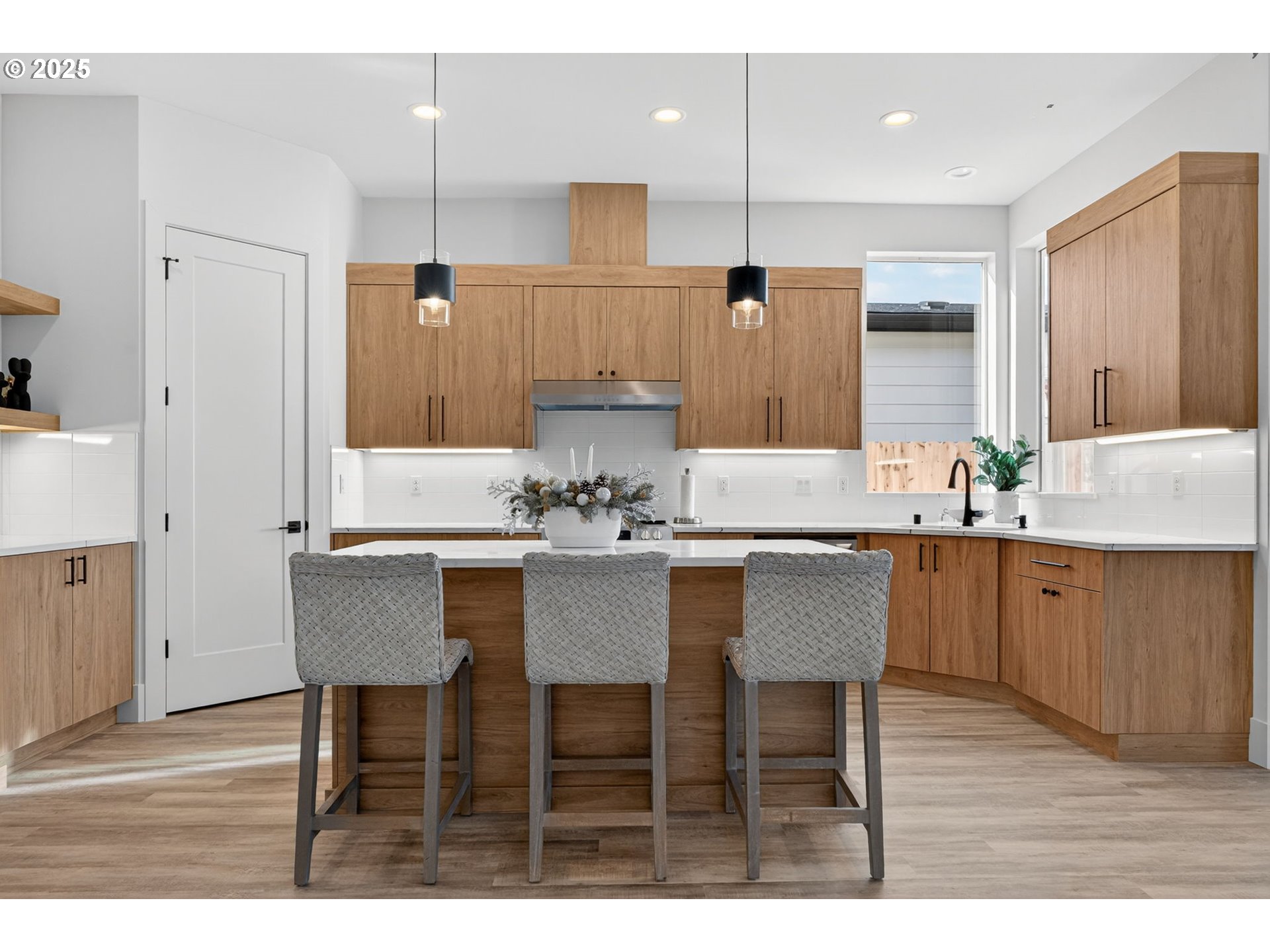 632 Southeast 35th Street Battle Ground, WA 98604 - Photo 4 of 34 a dining area with a table chairs and a kitchen view