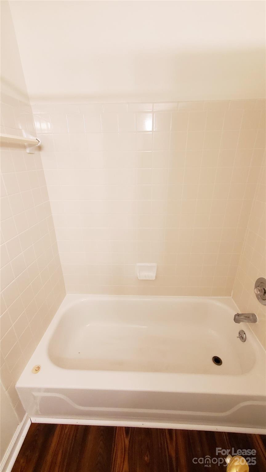 1610 Arlyn Circle Charlotte, NC 28213 - Photo 22 of 25 a bathroom with a bathtub