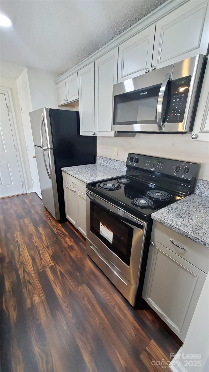 1610 Arlyn Circle Charlotte, NC 28213 - Photo 6 of 25 a kitchen with granite countertop stainless steel appliances a stove a microwave and cabinets