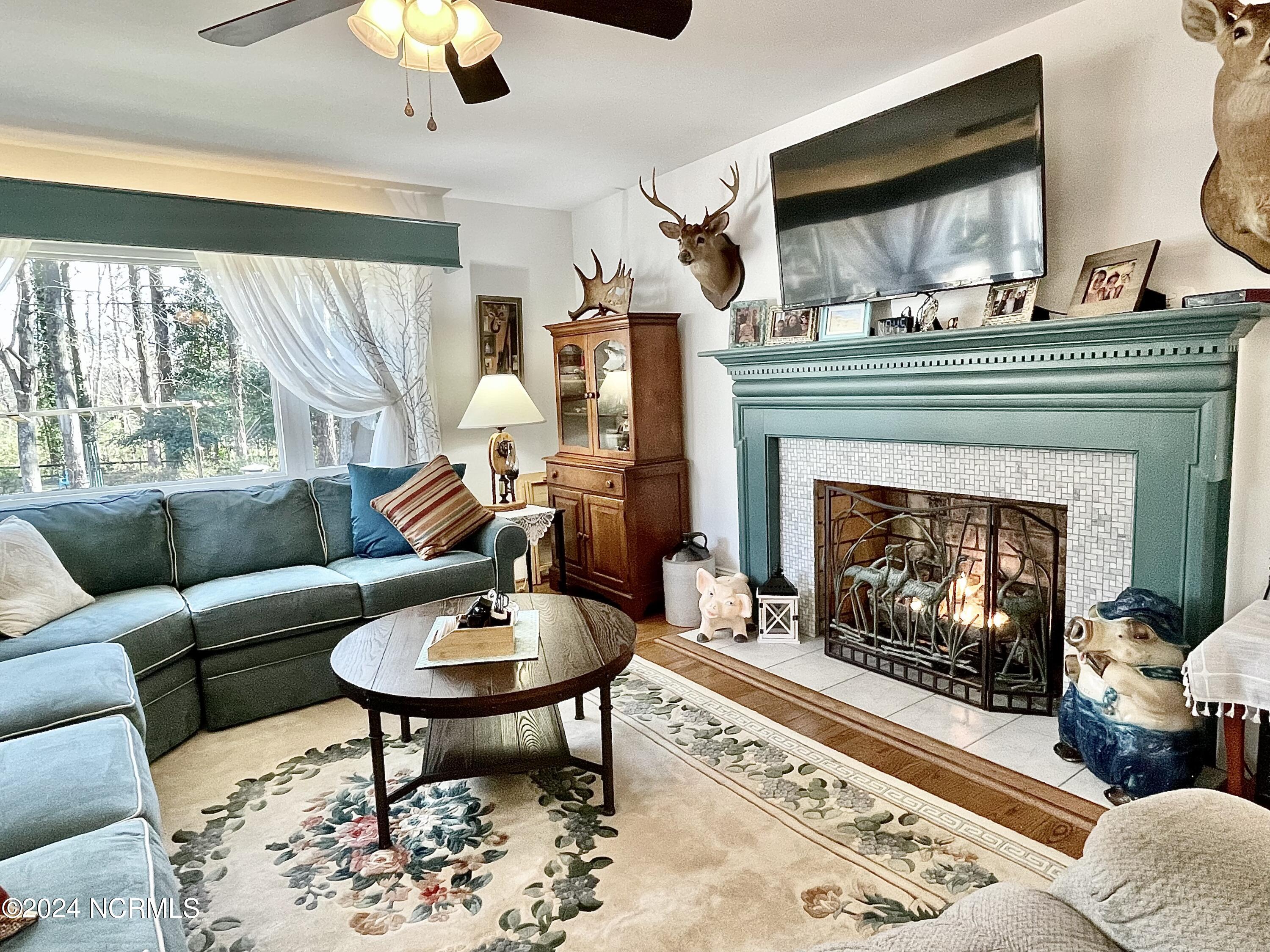 310 Golf Road Plymouth, NC 27962 - Photo 27 of 69 Living Room