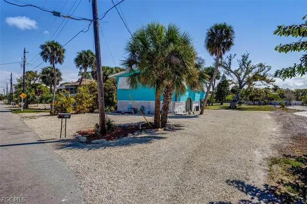 $874,900 | 226 Connecticut Street, Fort Myers Beach, FL 33931