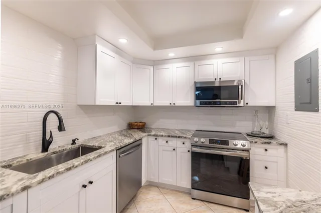 $3,990 | 525 North Ocean Boulevard, Unit 1820, Pompano Beach, FL 33062