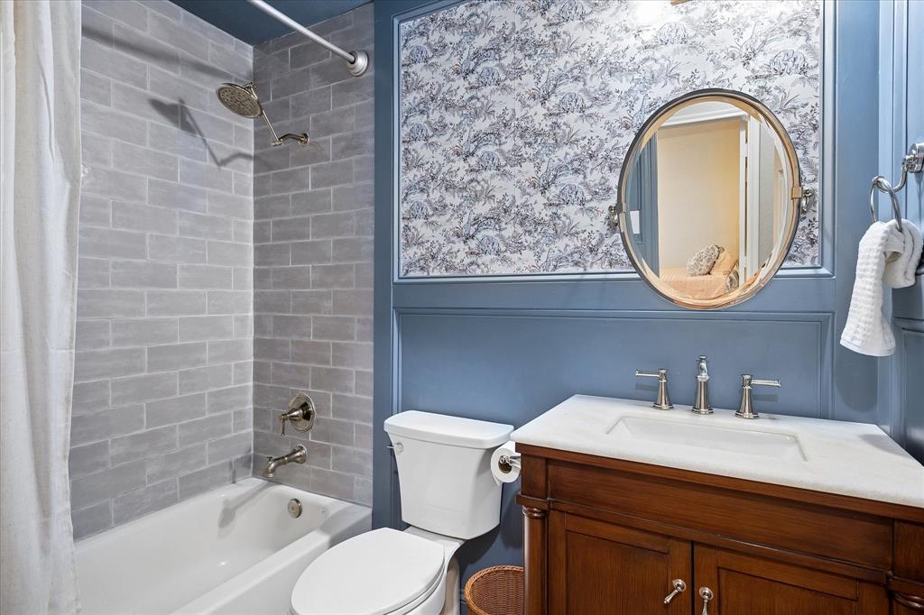 13837 High Mesa Road Fort Worth, TX 76262 - Photo 21 of 25 a bathroom with a sink mirror toilet and bathtub