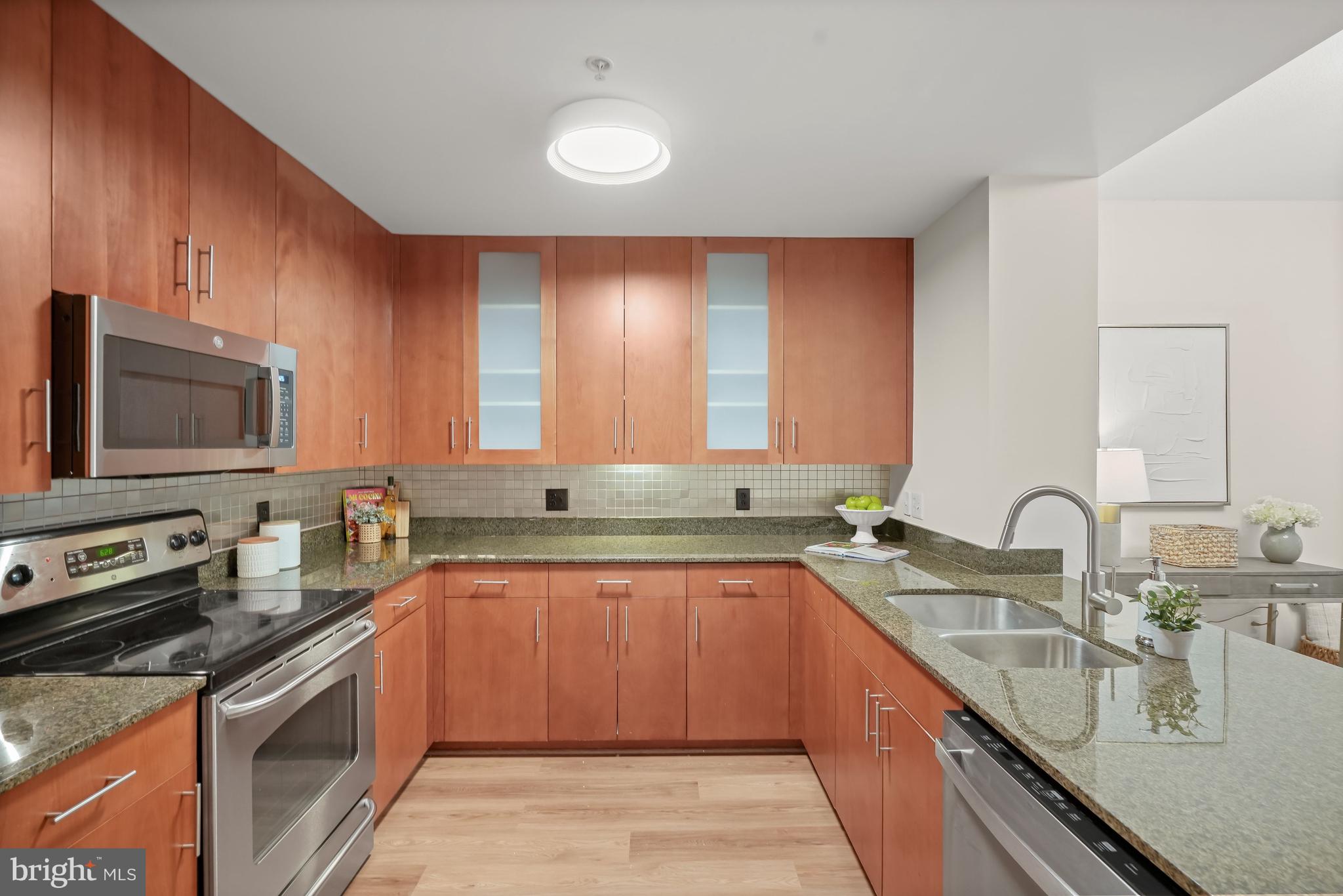 910 M Street Northwest, Unit 304 Washington, DC 20001 - Photo 5 of 24 Gourmet Kitchen w S/S Appliances