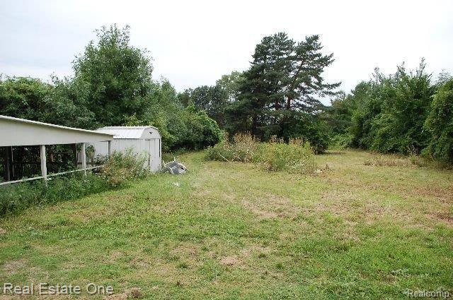 38465 Dequindre Road Troy, MI 48083 - Photo 11 of 11 YARD.JPG