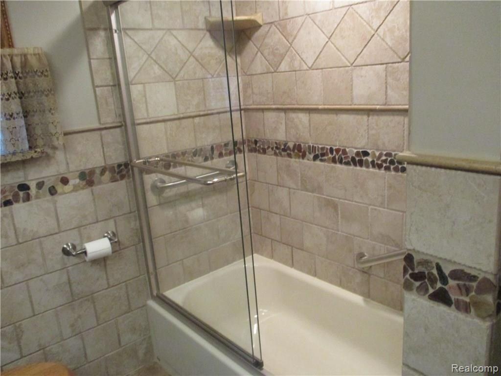 23134 Tuck Road Farmington, MI 48336 - Photo 12 of 15 Main Bath