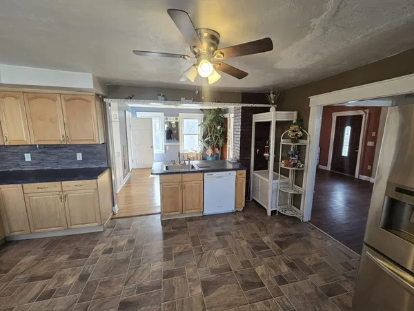 $2,650 | 14 Chestnut Avenue, Unit 2, Auburn, MA 01501