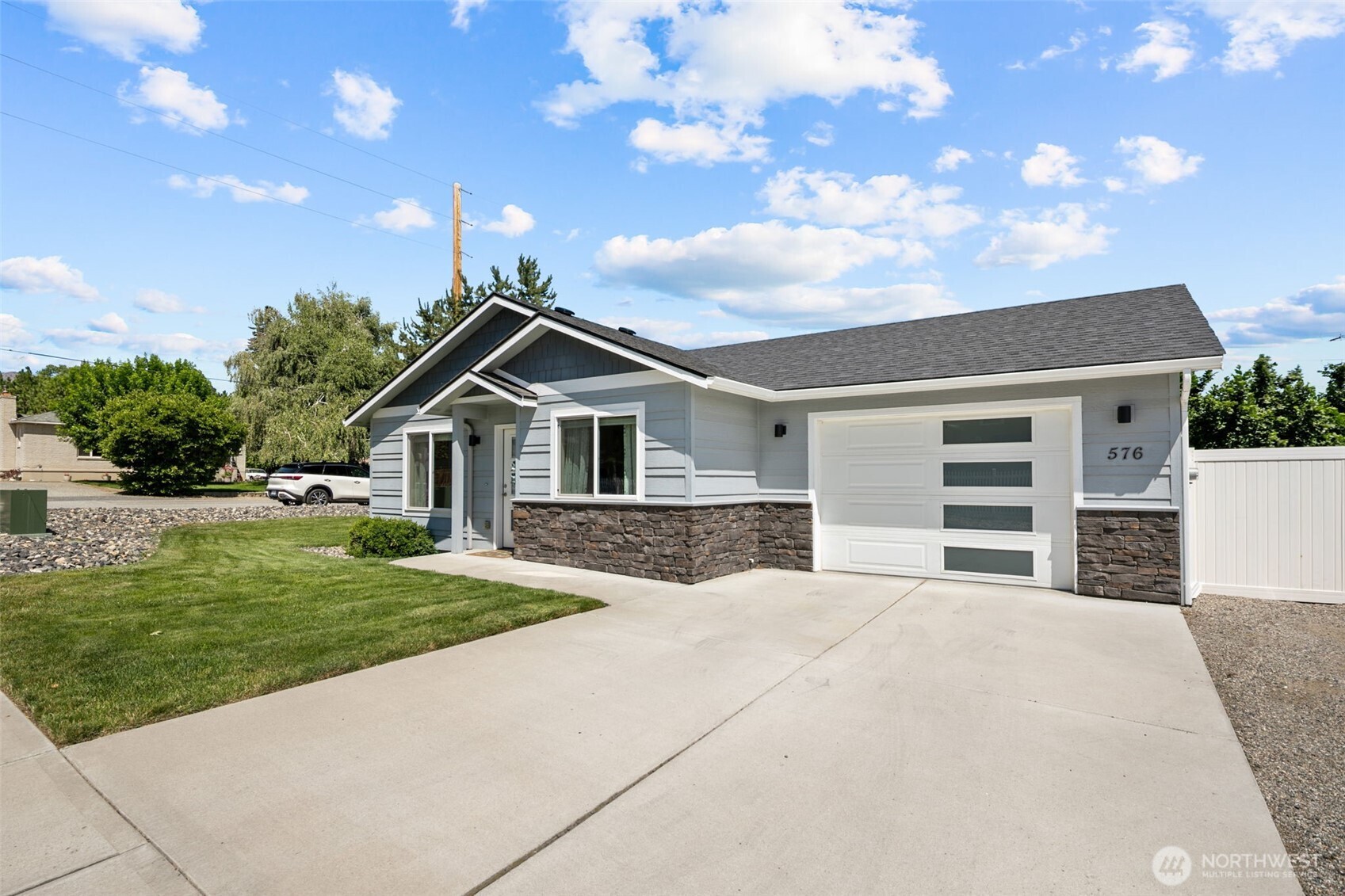 576 Sebastian Way Wenatchee, WA 98801 - Photo 3 of 38