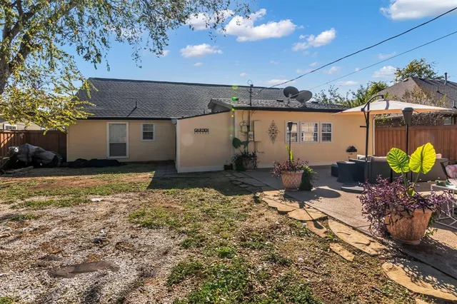 a view of a house with backyard and sitting area