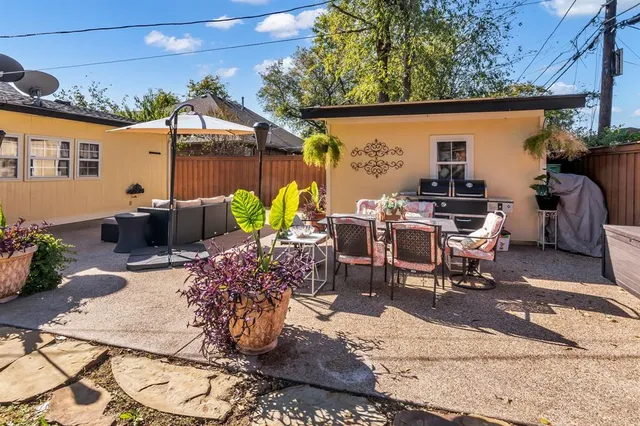 a view of a house with backyard and sitting area