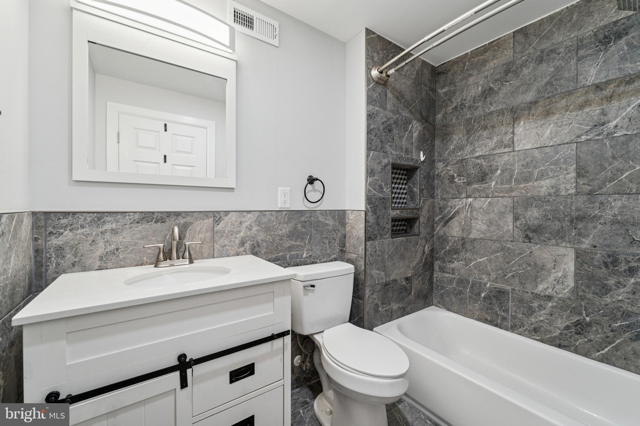 2124 Fernon Street Philadelphia, PA 19145 - Photo 20 of 31