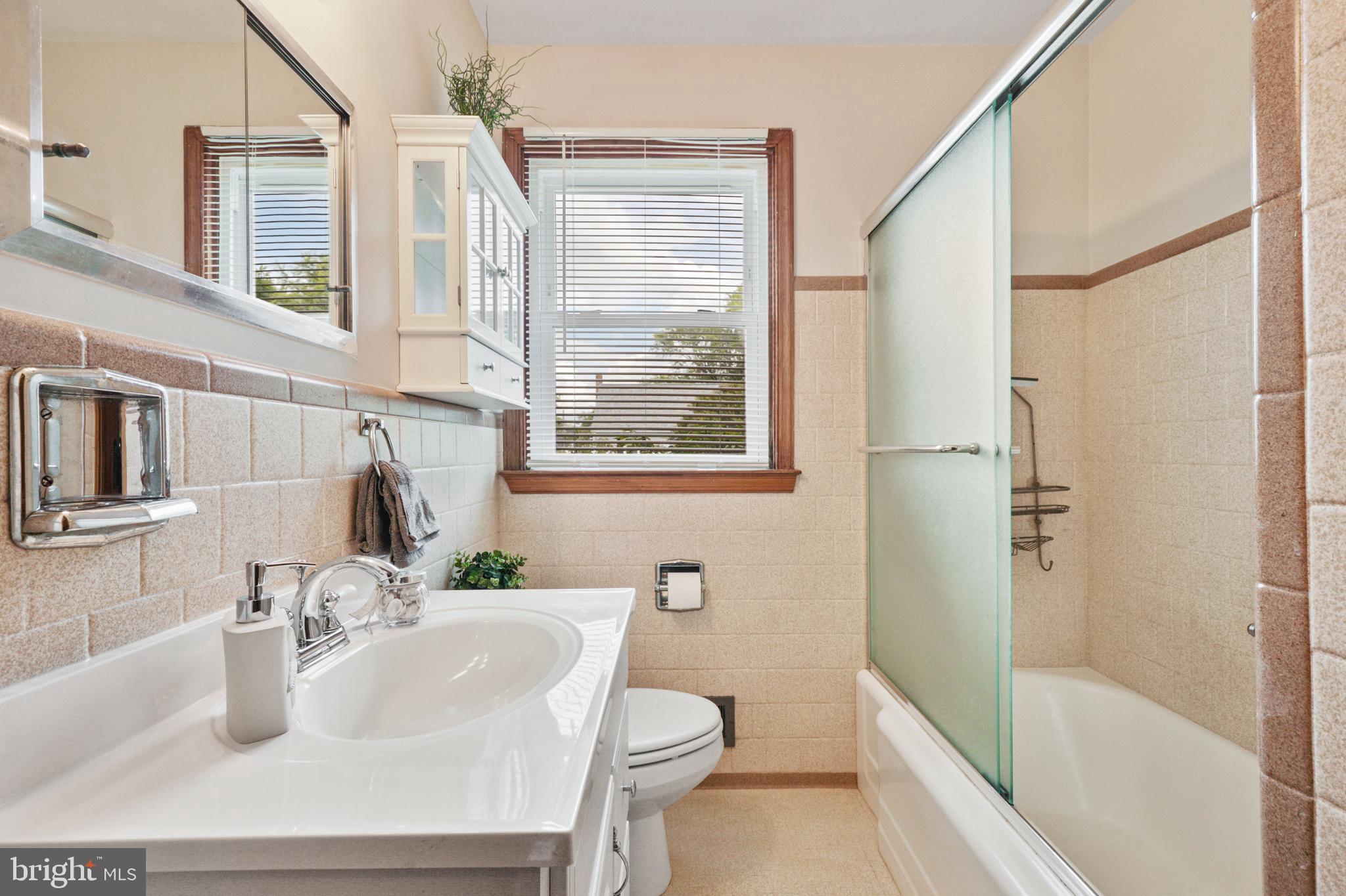1107 Oakland Terrace Road Halethorpe, MD 21227 - Photo 23 of 42 Main Level Full Bath