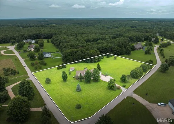 $469,500 | 222 Valley View Drive, Cuba, MO 65453