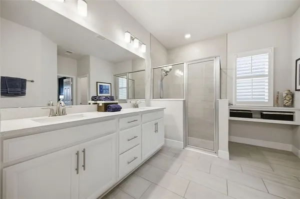 a view of a house with backyard and garden