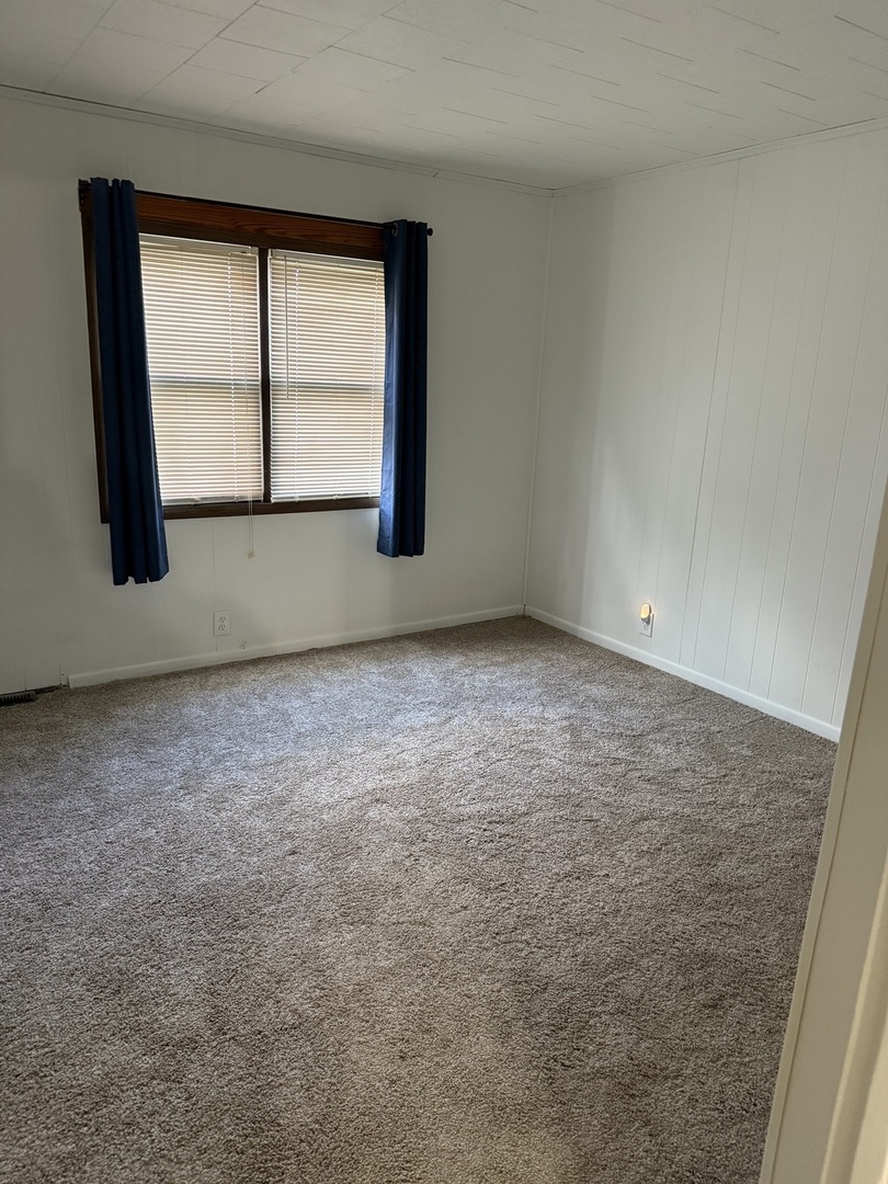 405 North Church Street Princeton, IL 61356 - Photo 15 of 24 an empty room with window