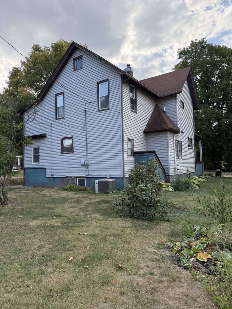 405 North Church Street Princeton, IL 61356 - Photo 5 of 24 a front view of a house with garden