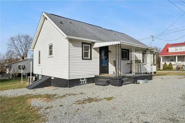a view of a house with a yard