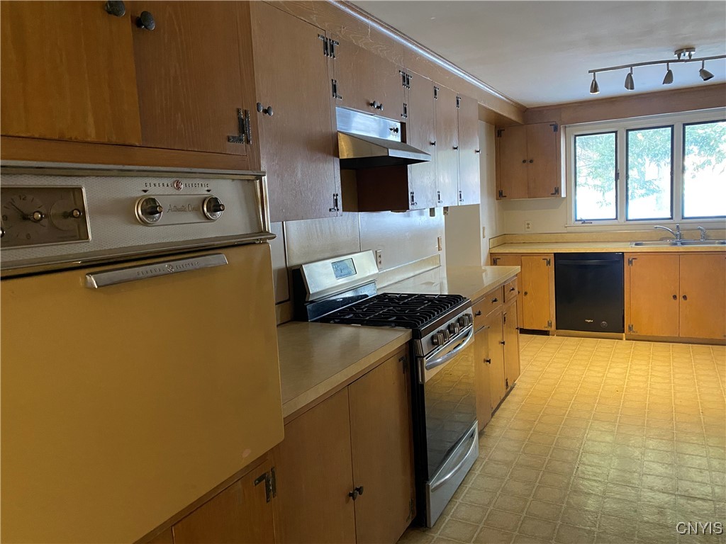 453 Main Street Oneida, NY 13421 - Photo 12 of 28