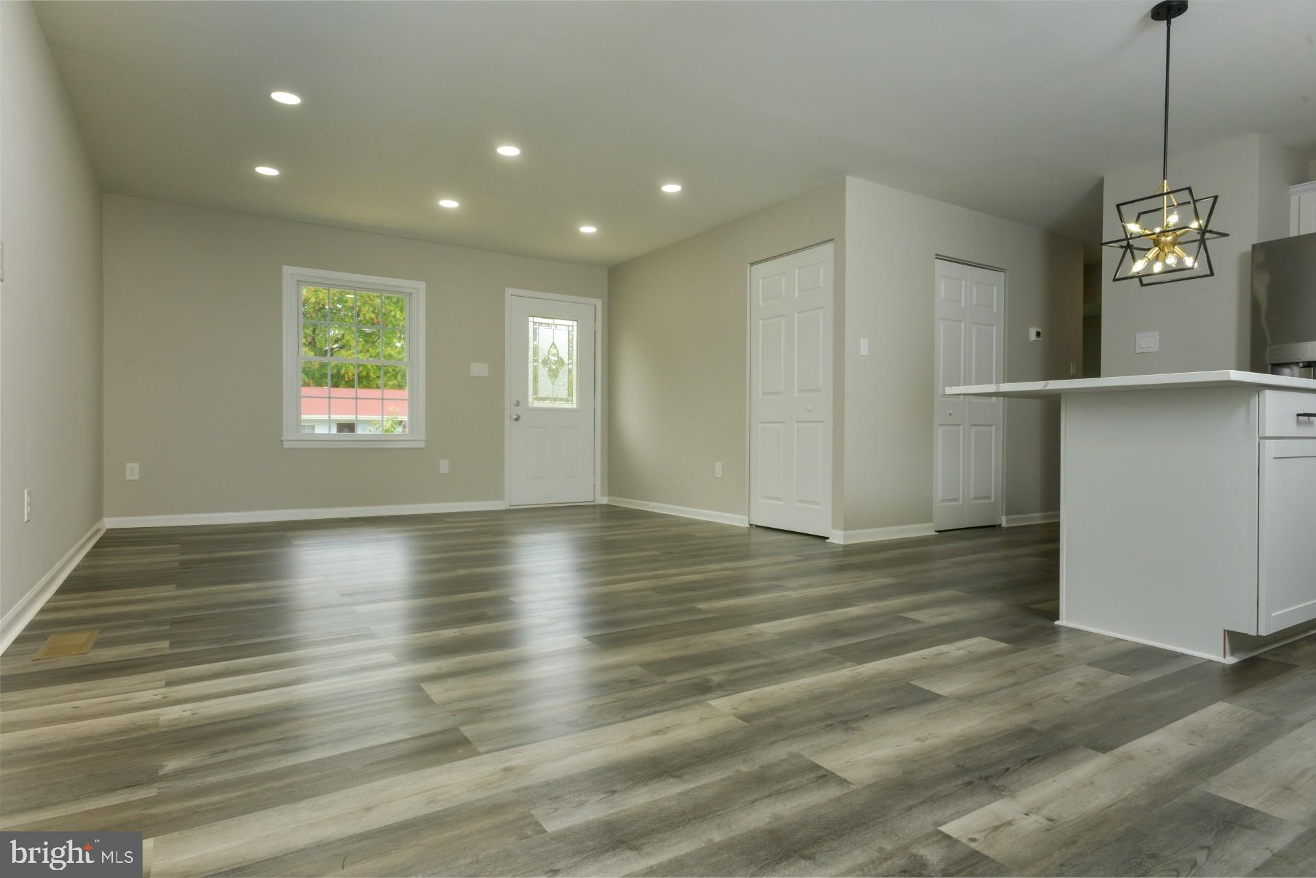 806 West Poplar Road Sterling, VA 20164 - Photo 4 of 33 Gallery Image 4