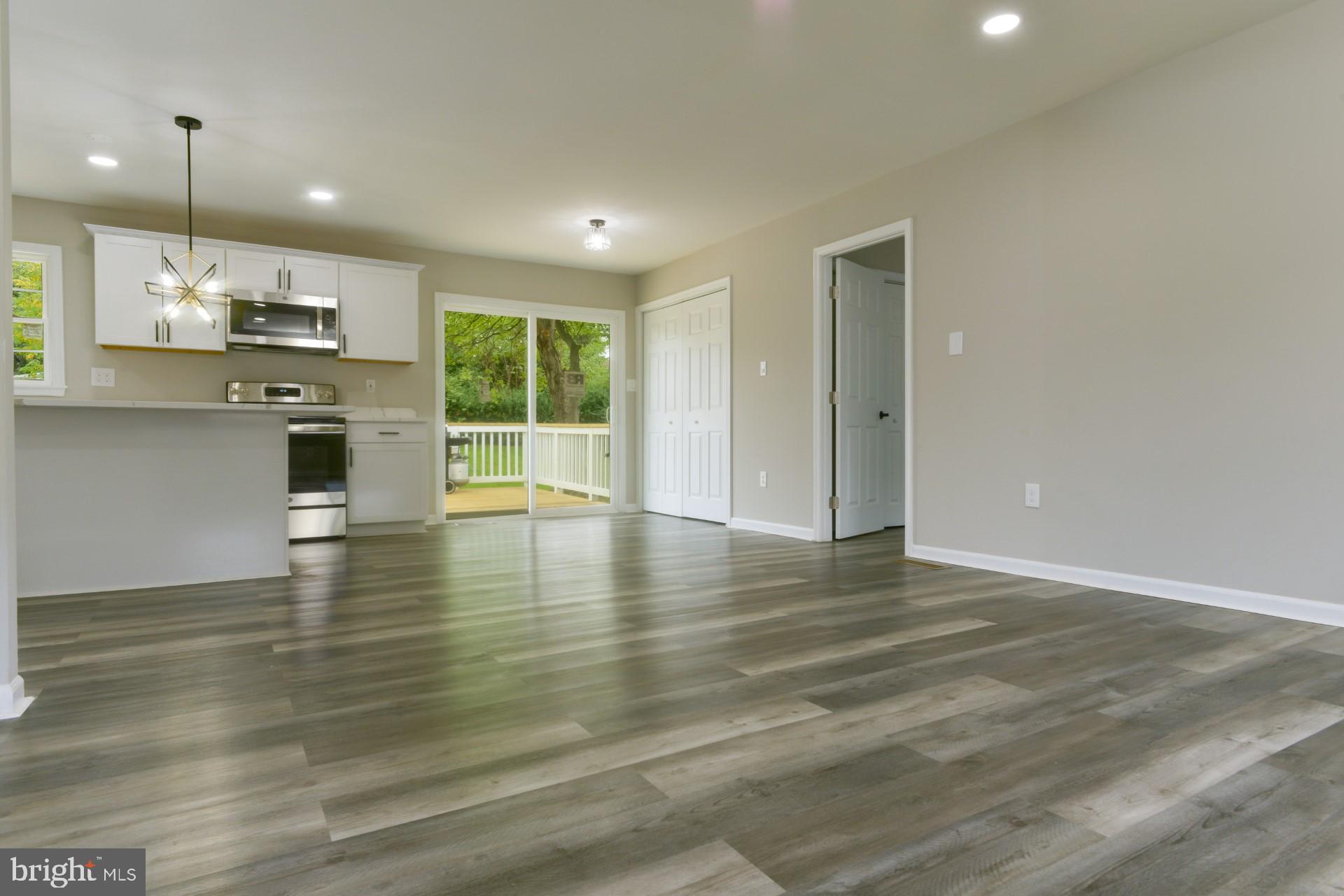 806 West Poplar Road Sterling, VA 20164 - Photo 5 of 33 Gallery Image 5