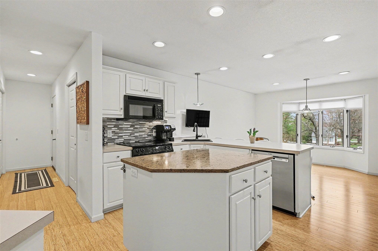 17871 North Fruitport Road Spring Lake, MI 49456 - Photo 4 of 31
