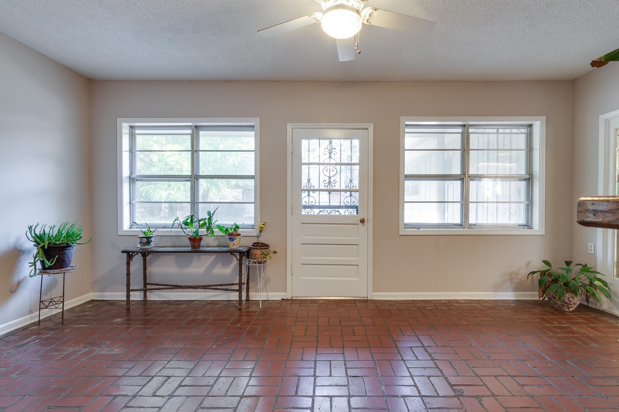 121 South Yates Road Memphis, TN 38120 - Photo 20 of 38 a living room with furniture and a potted plant