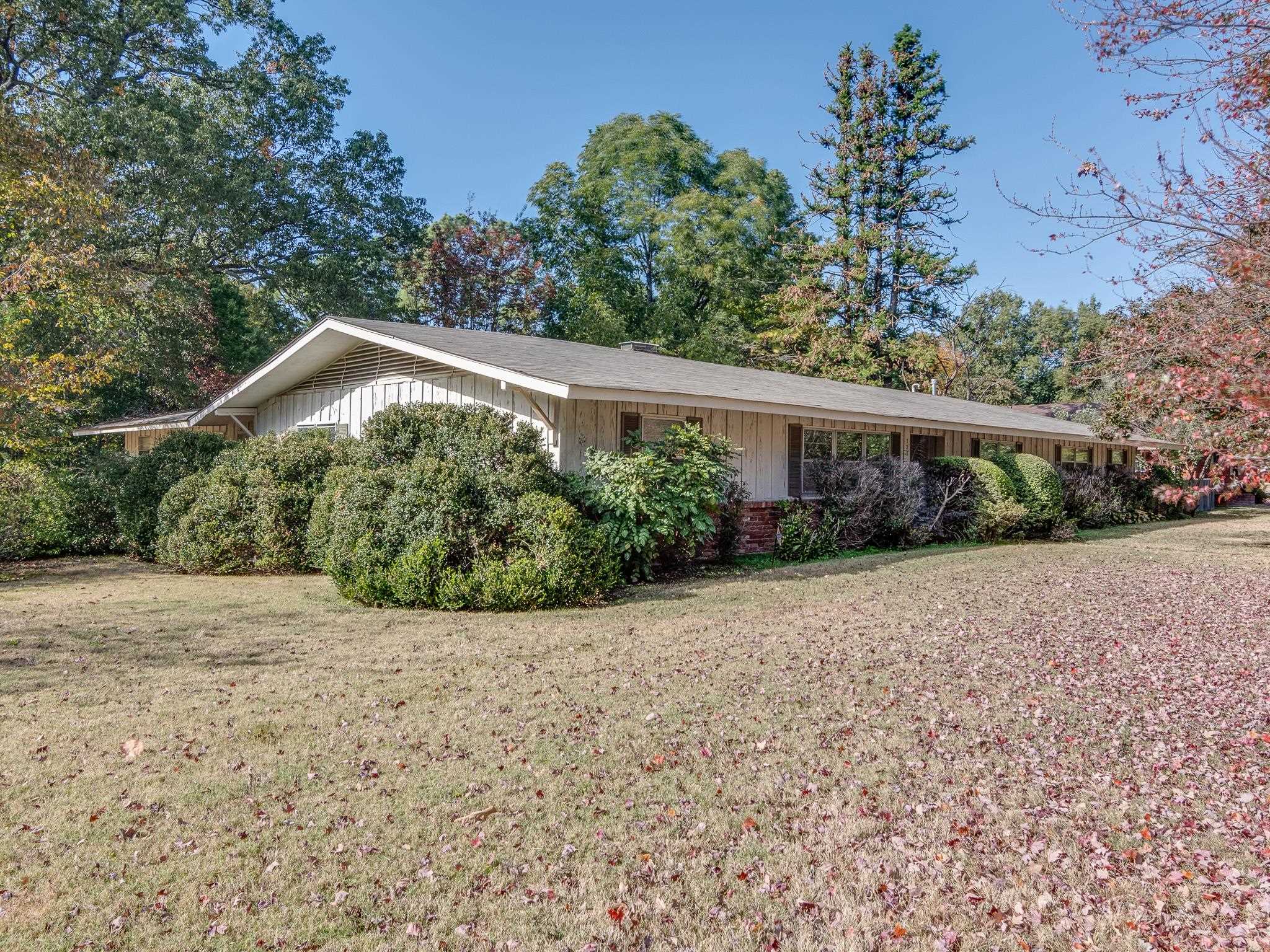 121 South Yates Road Memphis, TN 38120 - Photo 2 of 38 a backyard of a house with lots of green space
