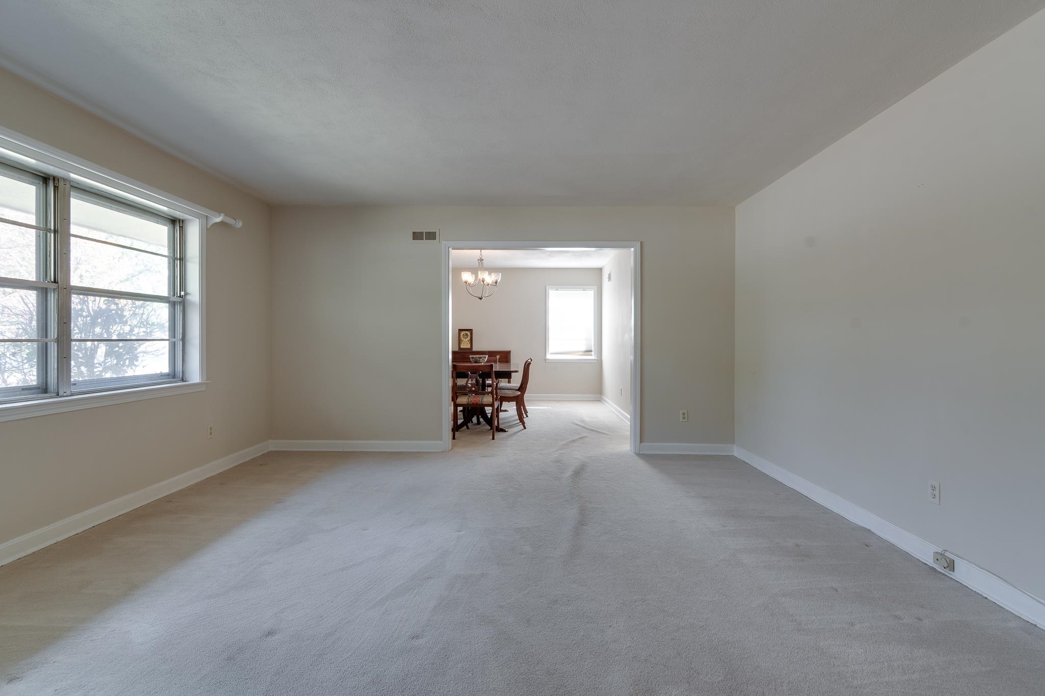 121 South Yates Road Memphis, TN 38120 - Photo 7 of 38 an empty room with windows and closet