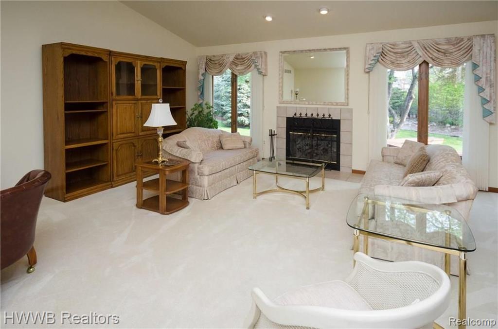 867 Augusta Drive Rochester Hills, MI 48309 - Photo 2 of 34