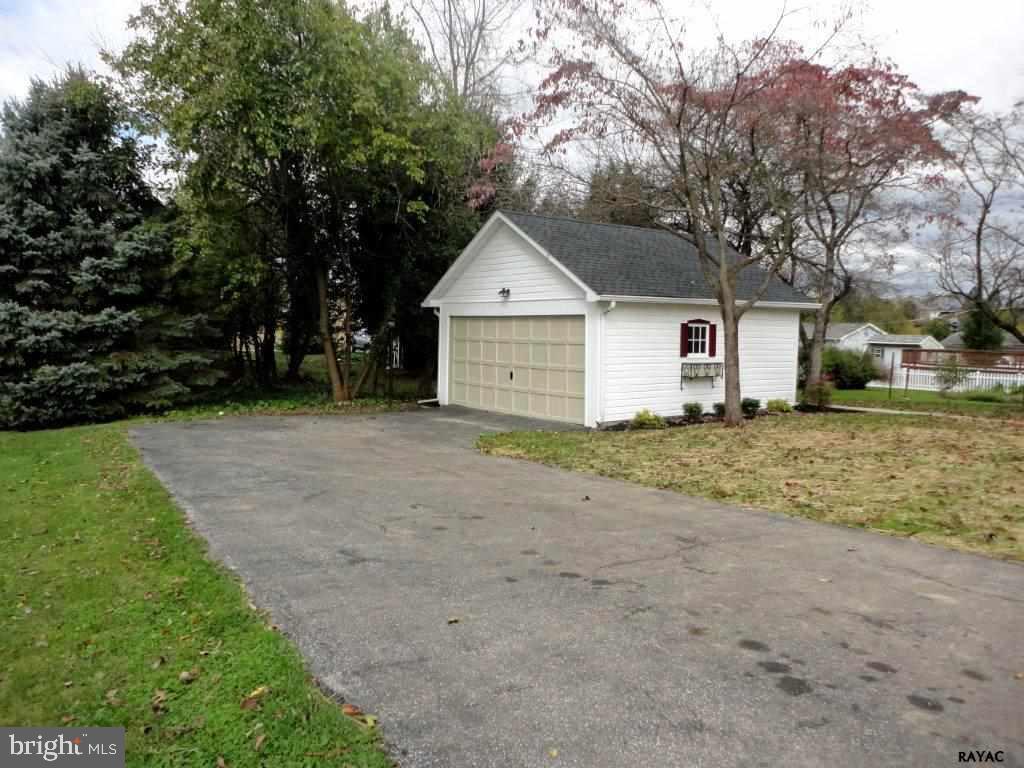39 West Hanover Street Spring Grove, PA 17362 - Photo 5 of 28
