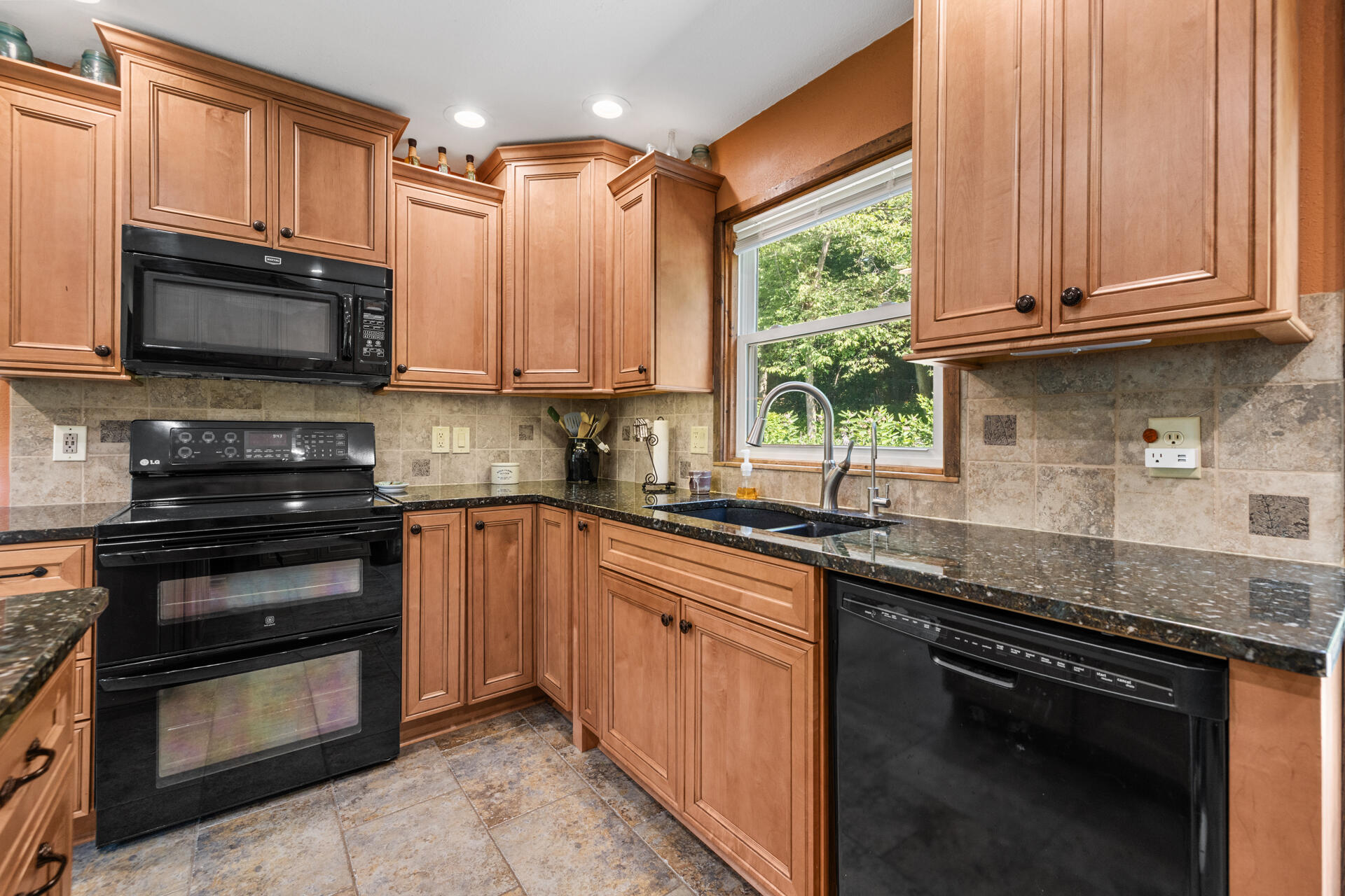 W250S4461 Center Road Waukesha, WI 53189 - Photo 17 of 36 Kitchen