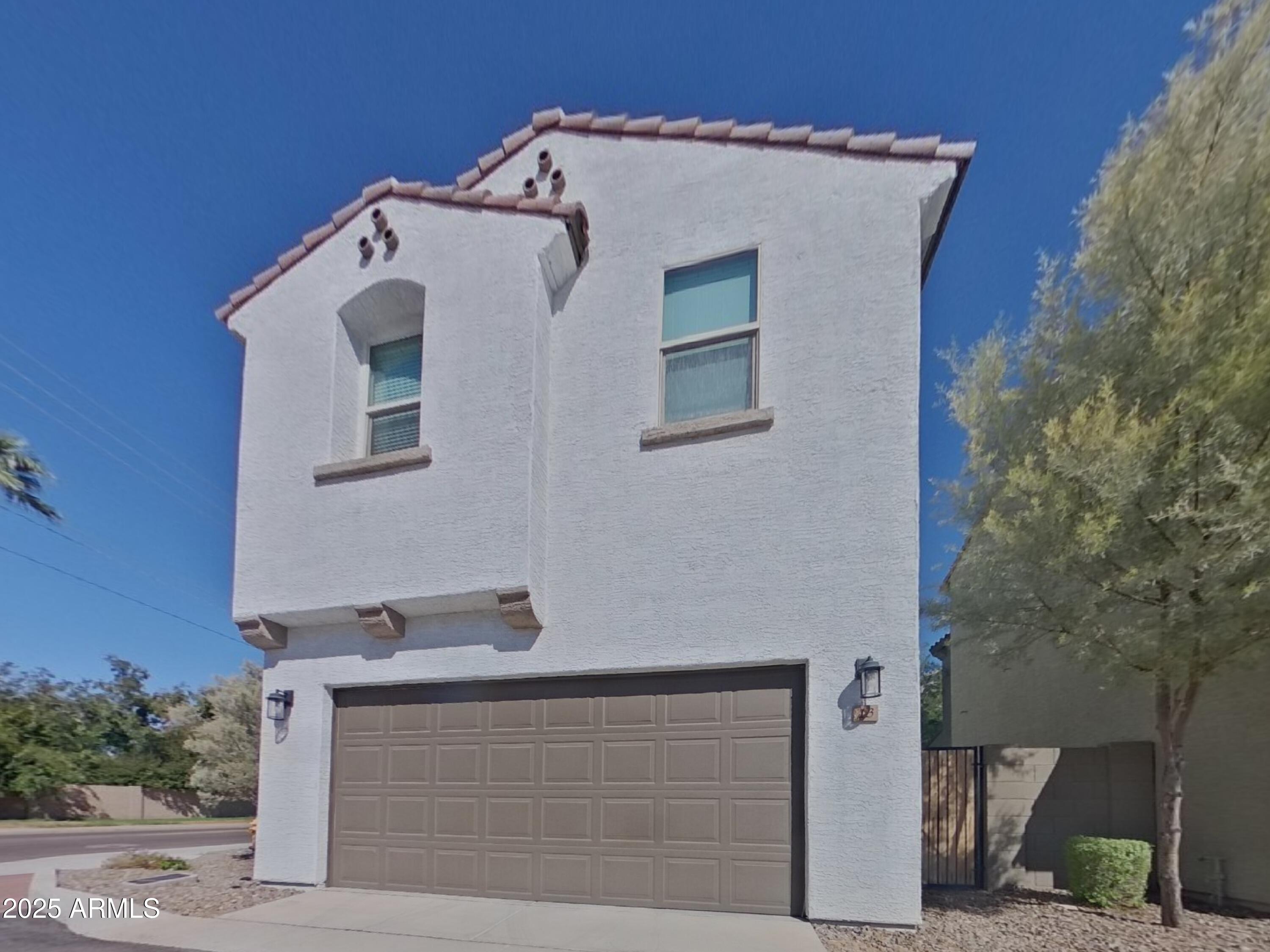2929 North 28th Street, Unit 13 Phoenix, AZ 85016 - Photo 15 of 16 a view of house that has windows on it