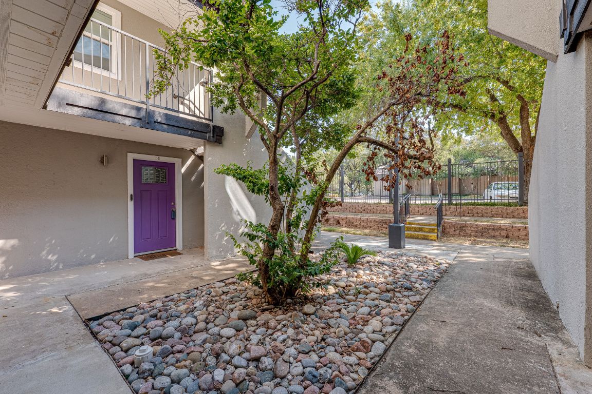 935 La Posada Drive, Unit 156 Austin, TX 78752 - Photo 22 of 40 a front view of a house with garden