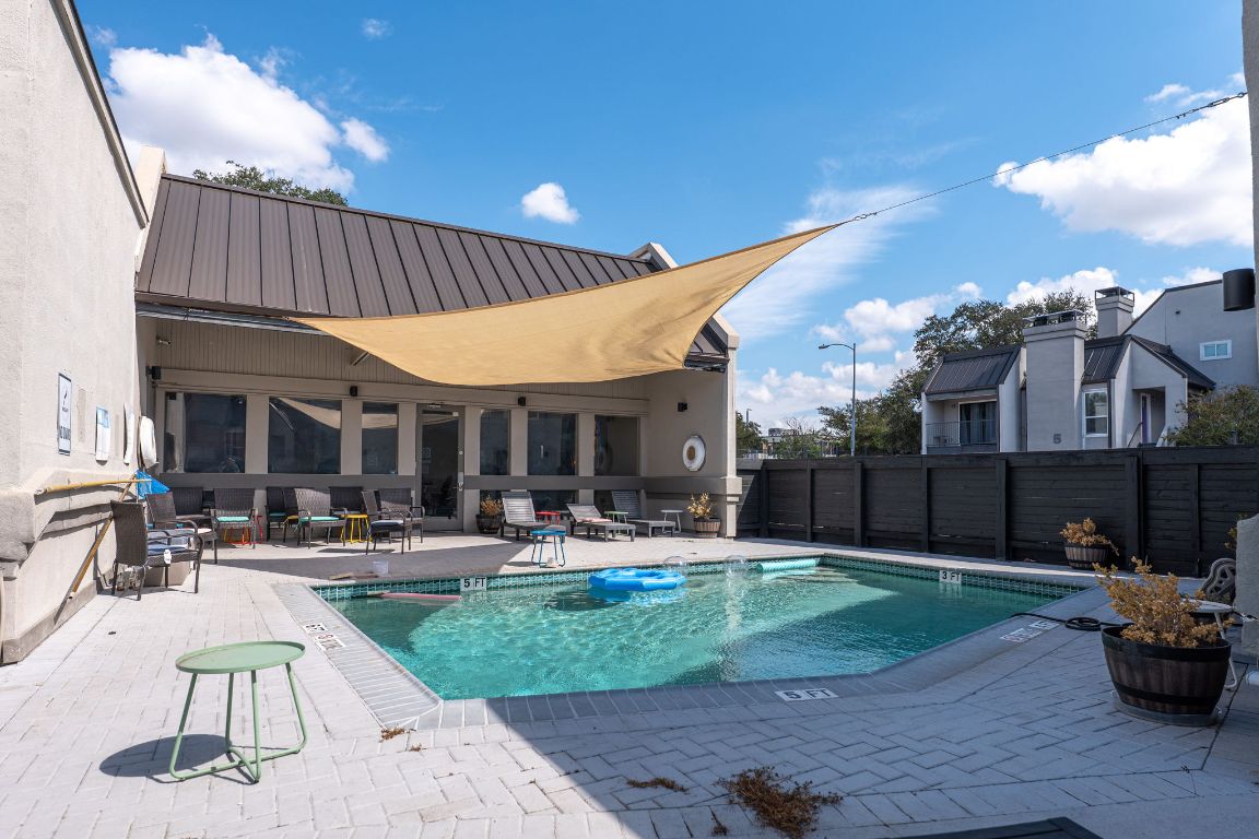 935 La Posada Drive, Unit 156 Austin, TX 78752 - Photo 40 of 40 a patio with a table and chairs