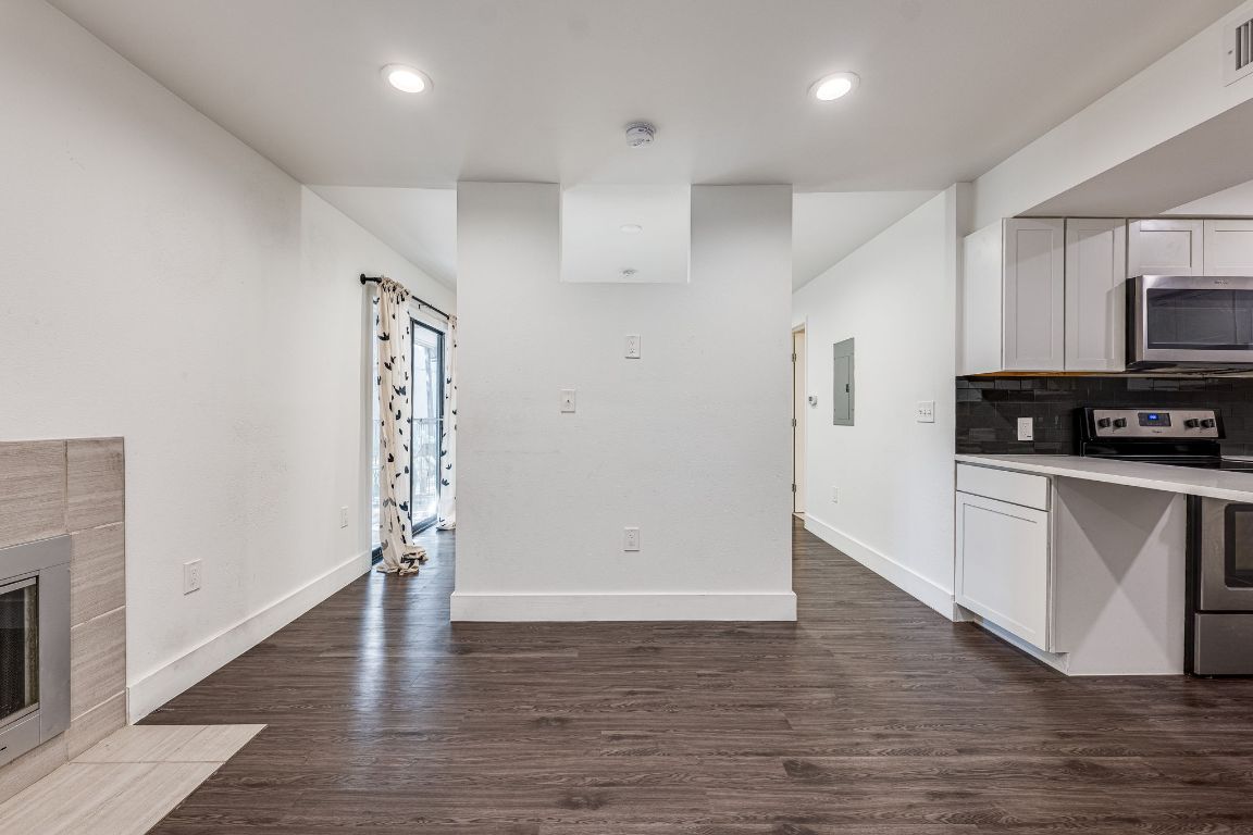 935 La Posada Drive, Unit 156 Austin, TX 78752 - Photo 8 of 40 a view of kitchen with microwave and wooden floor