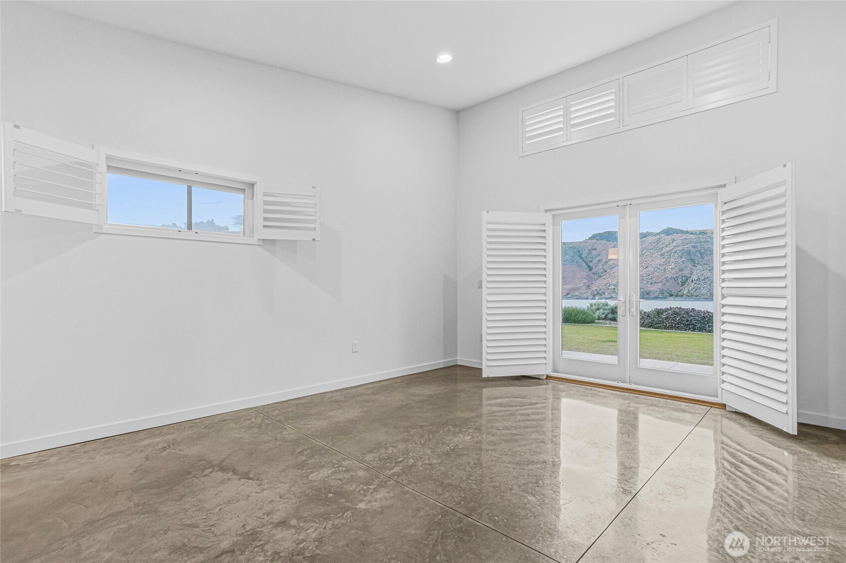 4205 Plum Point Road Grand Coulee, WA 99133 - Photo 23 of 39 an empty room with wooden floor and windows