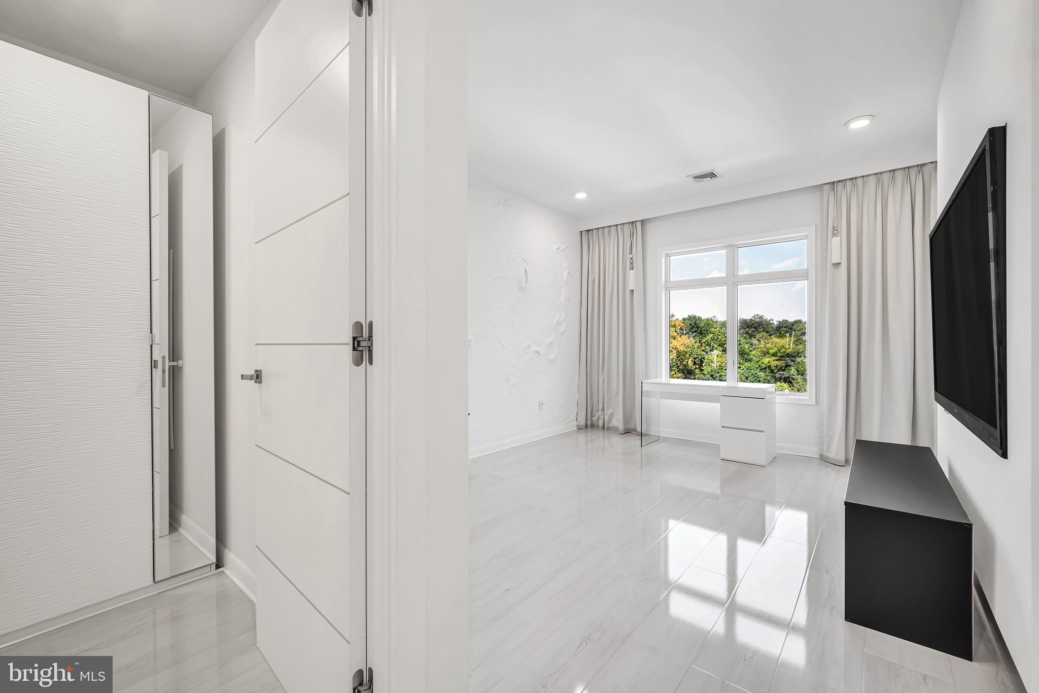 554 Carson Terrace Huntingdon Valley, PA 19006 - Photo 27 of 39 a view of hallway with window