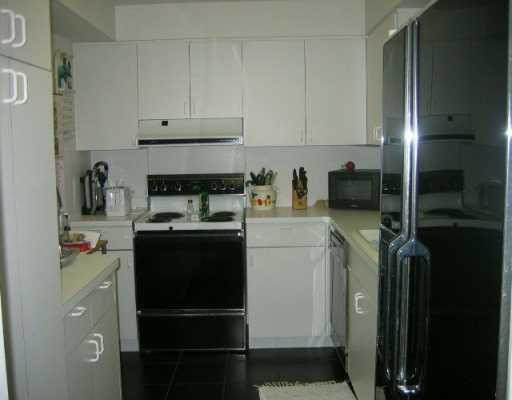 800 South Ocean Boulevard, Unit 1110 Boca Raton, FL 33432 - Photo 5 of 8 Kitchen