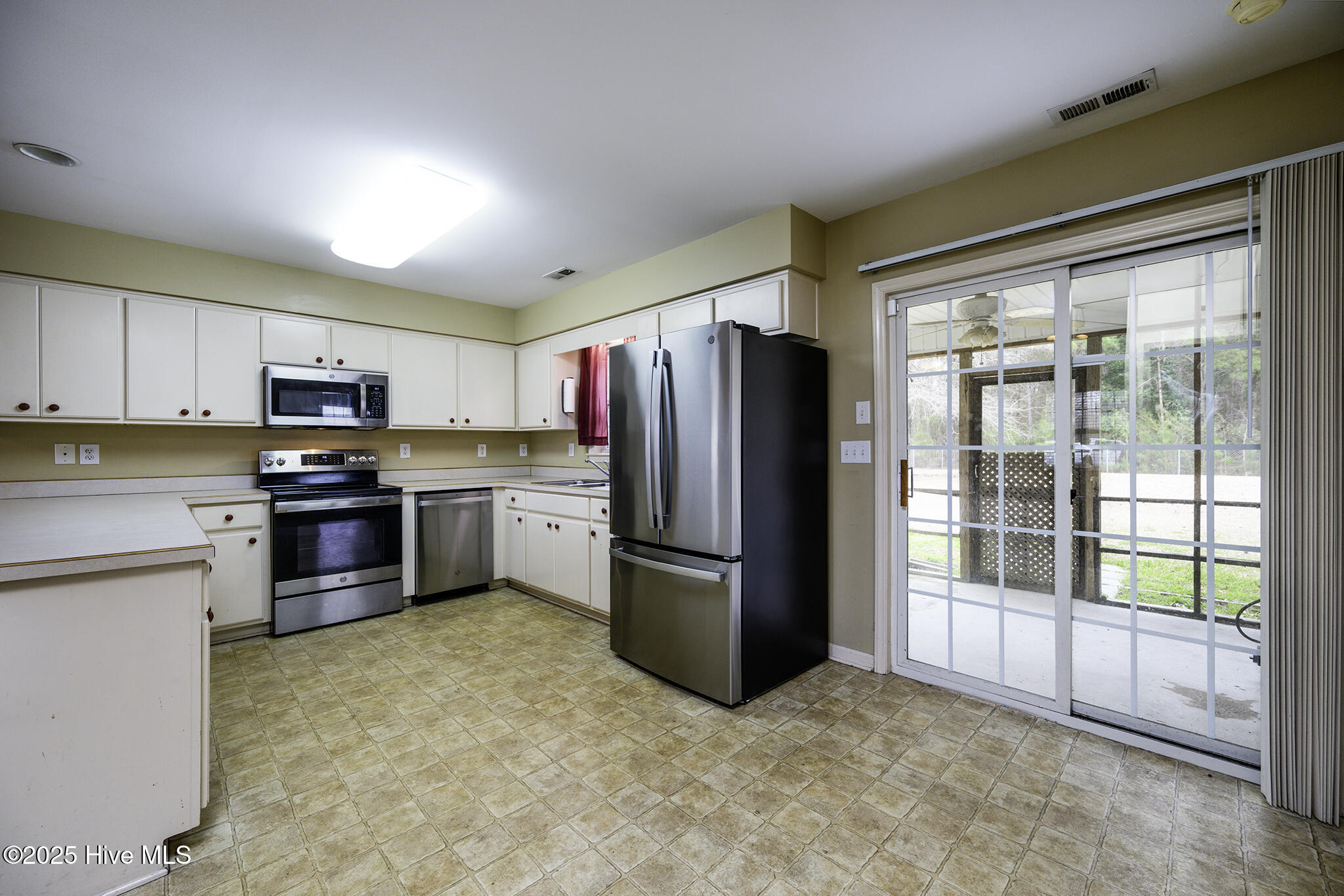 1158 Tebo Road New Bern, NC 28562 - Photo 17 of 46 Kitchen with Dining Space