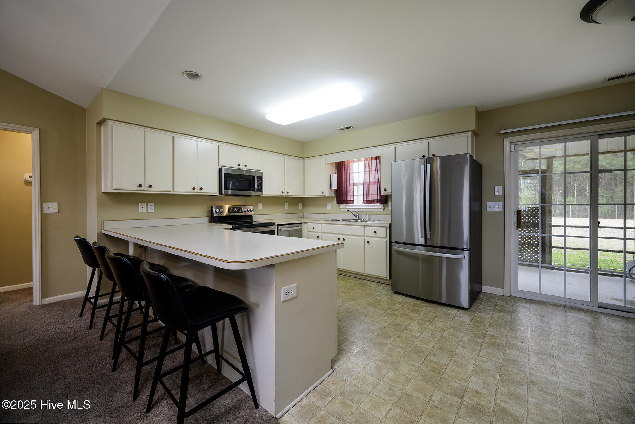 1158 Tebo Road New Bern, NC 28562 - Photo 3 of 46 Kitchen with Bar Seating