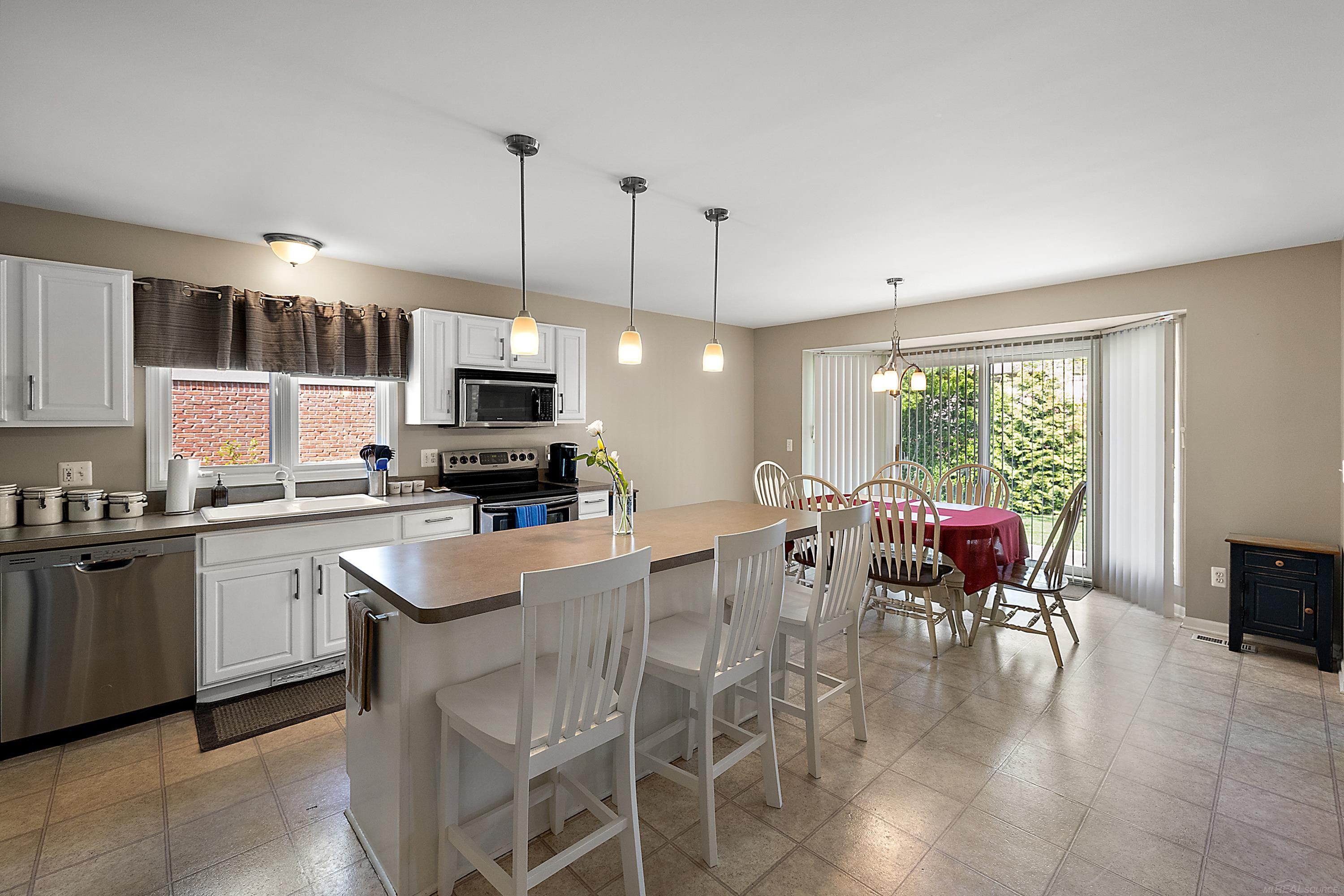 2053 Roundtree Rochester Hills, MI 48307 - Photo 8 of 22