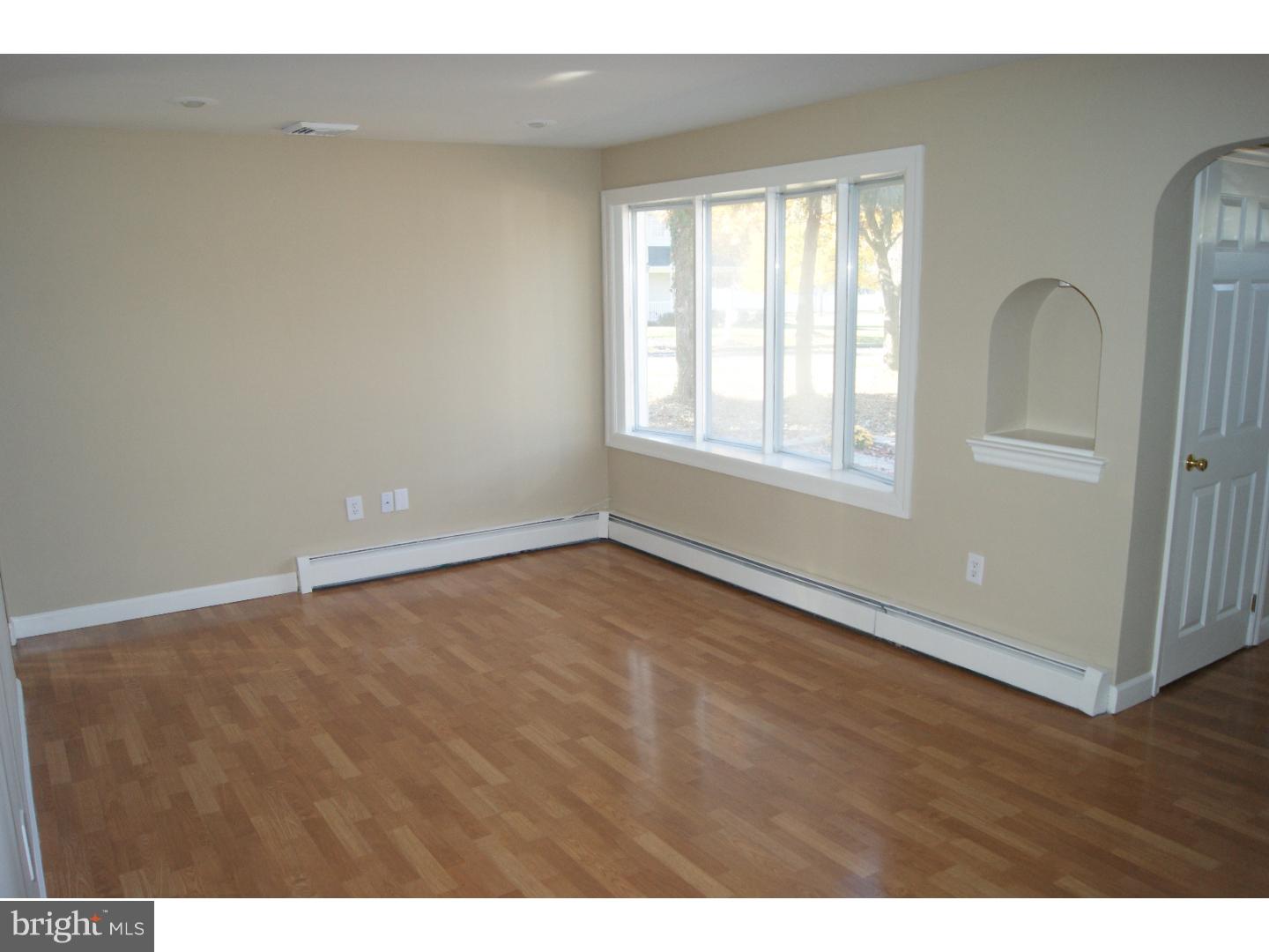 443 New Road Southampton, PA 18966 - Photo 11 of 20 Living Room