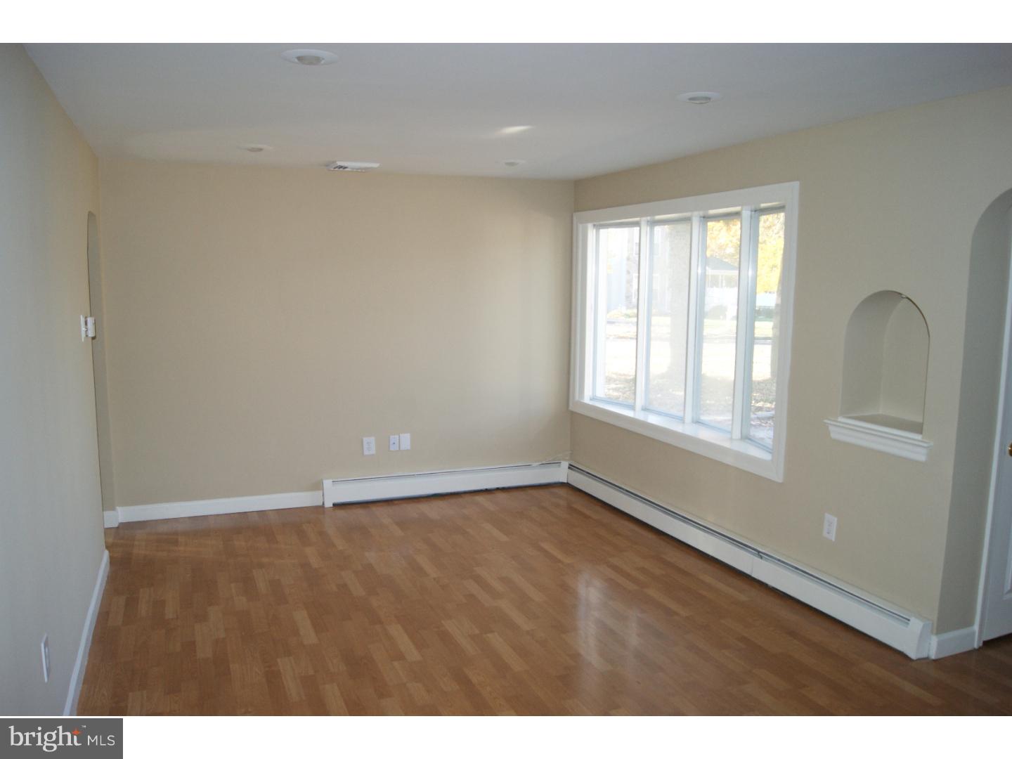 443 New Road Southampton, PA 18966 - Photo 12 of 20 Living Room