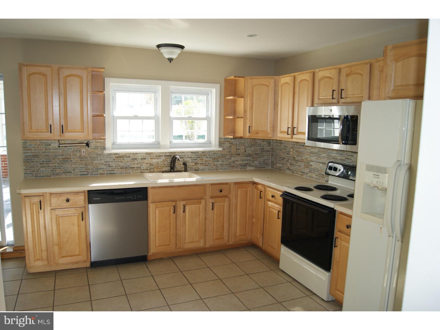 443 New Road Southampton, PA 18966 - Photo 3 of 20 Kitchen